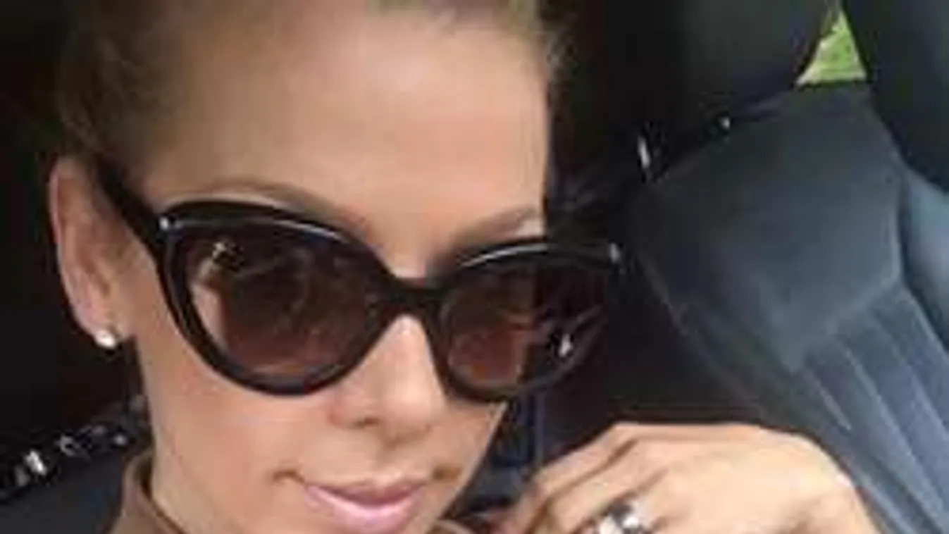 Széttett lábakkal fotózták le a magyar sztáranyukát