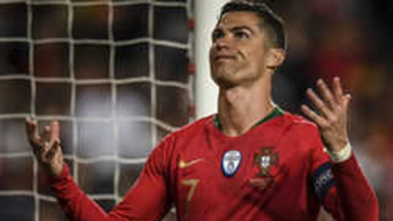 Félmeztelenül feszít, Ronaldo egy szál alsóban pózol