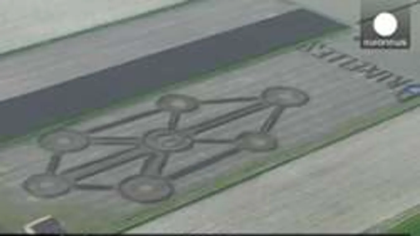 Traktorral rajzolták a földbe Brüsszel jelképét Olaszországban