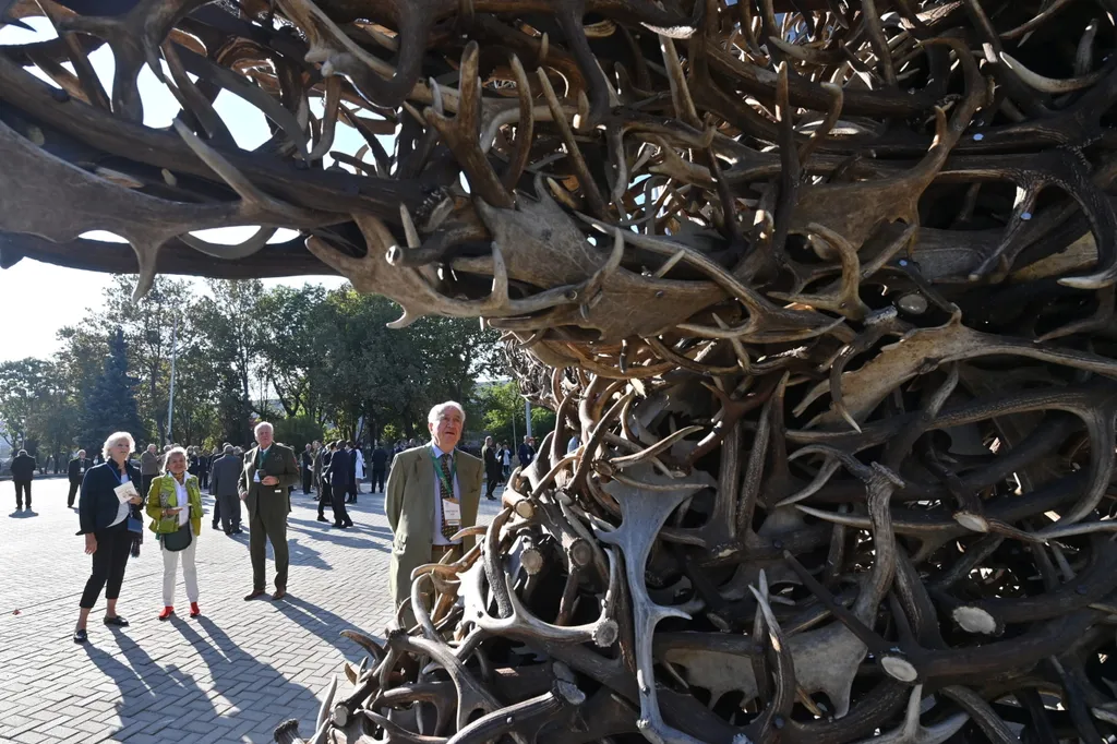 Résztvevők az "Egy a Természettel" Vadászati és Természeti Világkiállítást megnyitóján a Hungexpo Budapest Kongresszusi és Kiállítási Központban 2021. szeptember 25-én. MTI/Illyés Tibor