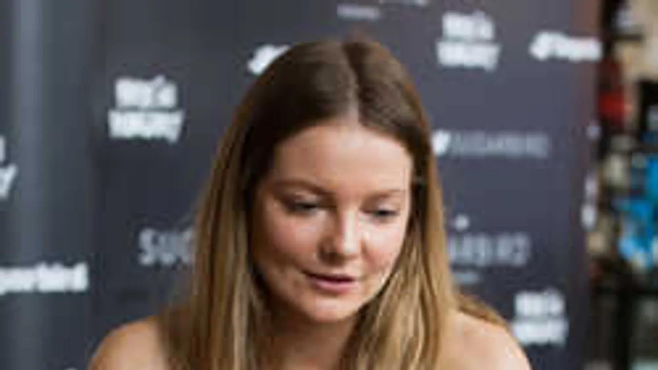 Így élvezi a budapesti éjszakai életet Mihalik Enikő