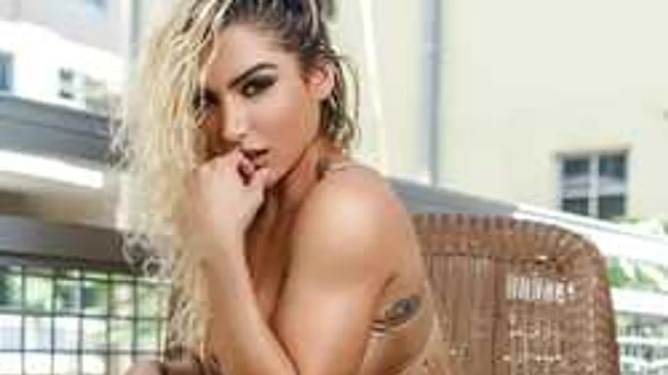 Apró bugyiban terpeszt a meztelenkedő kebelcsoda