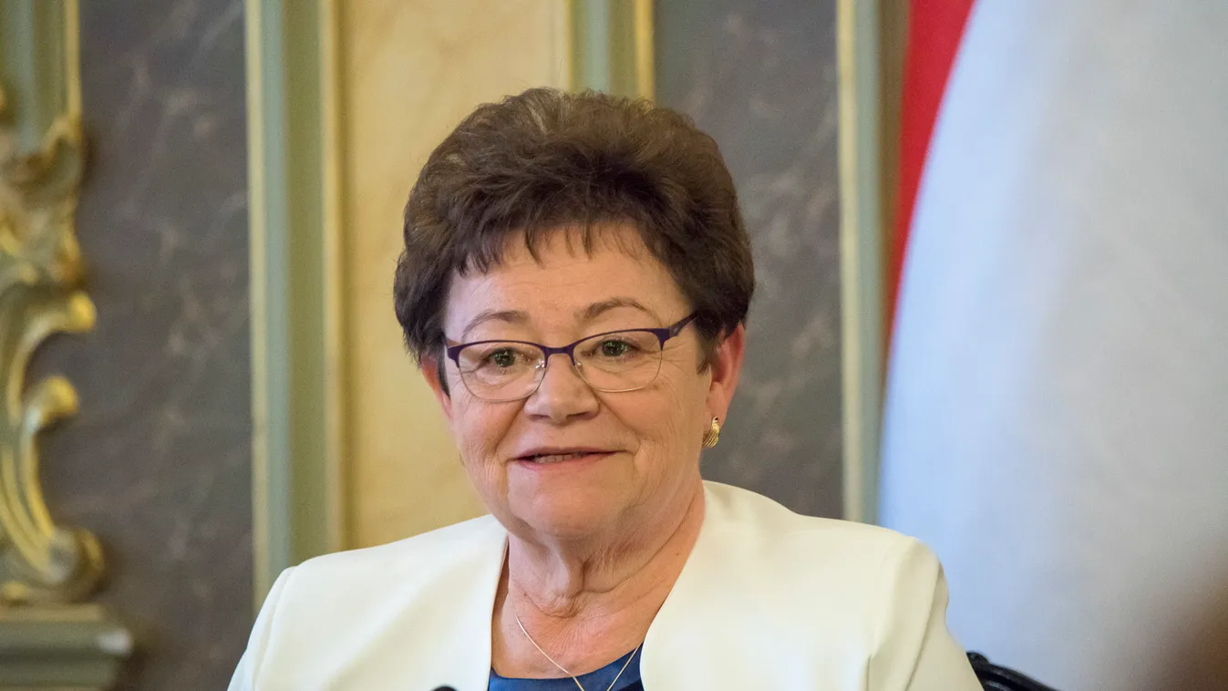 Egy titokzatos fehér borítékot adott Orbán Viktor Müller Cecíliának, ezt rejtette!