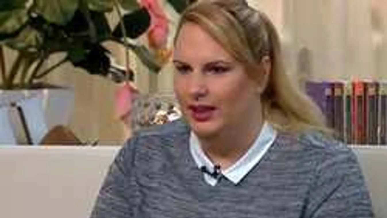 Ezért kénytelen magára hagyni lányát a magyar énekesnő!