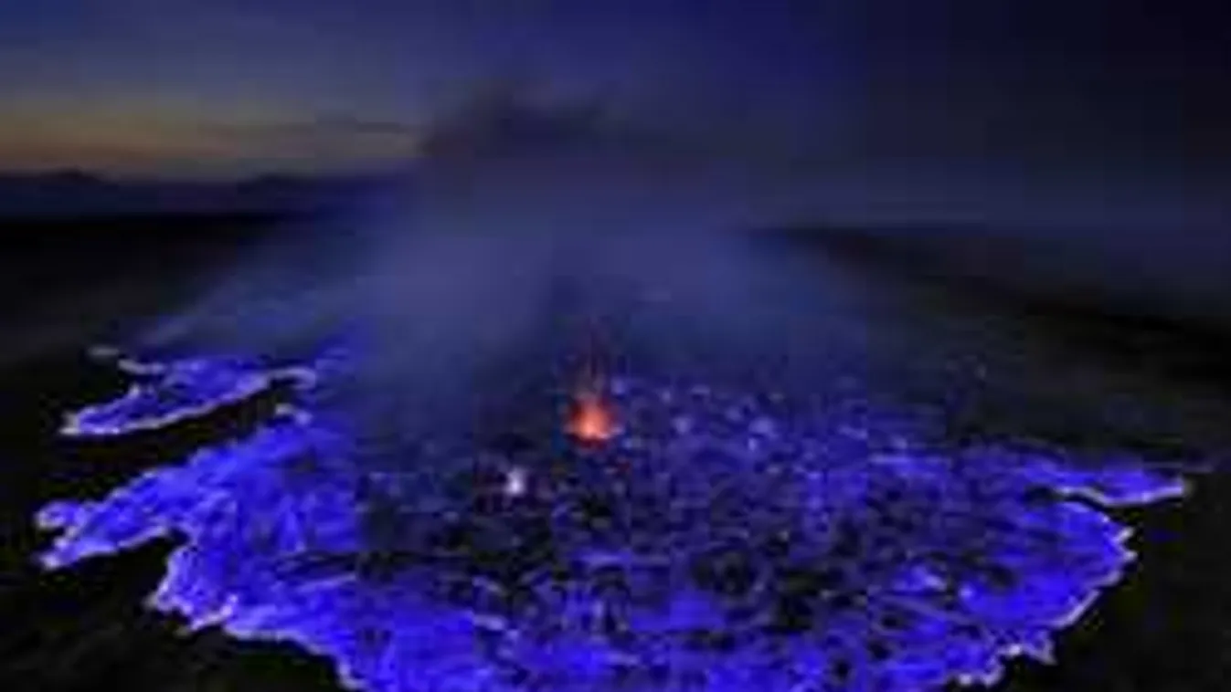 Gyönyörű látványt nyújt a világ egyetlen kéken égő vulkánja! - videó