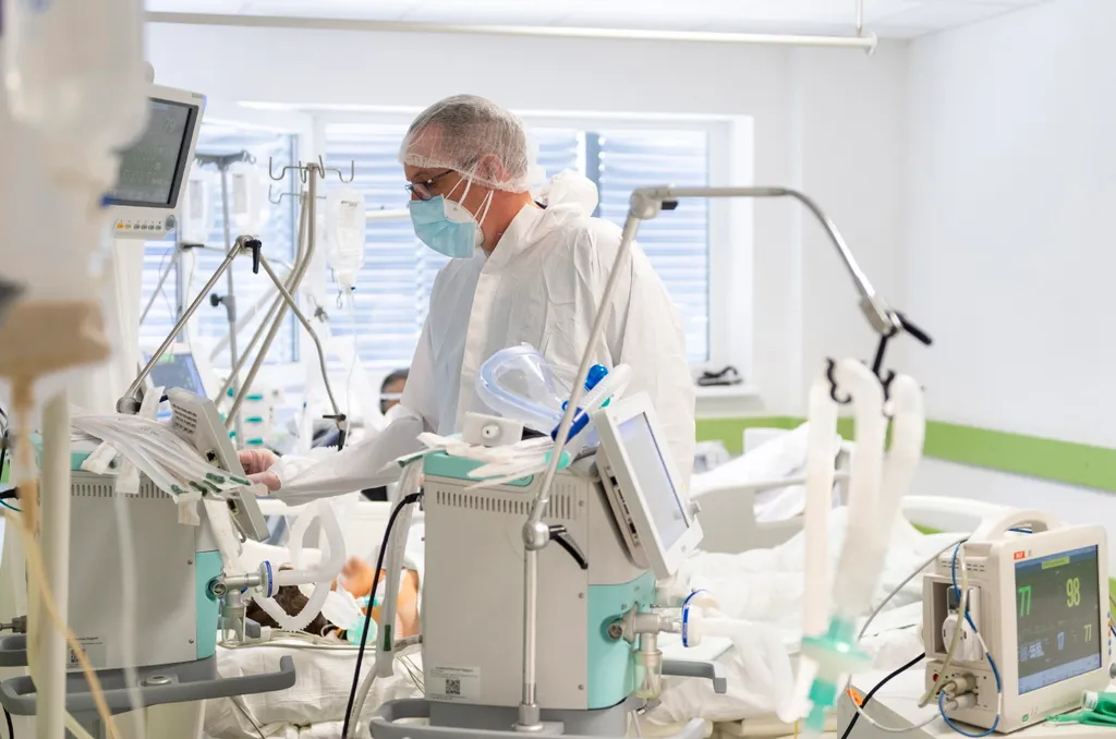 Orvos a fehérgyarmati kórház koronavírussal fertõzött betegek fogadására kialakított intenzív osztályán 2021. április 2-án. Az intézmény kizárólag COVID-ellátást végez.