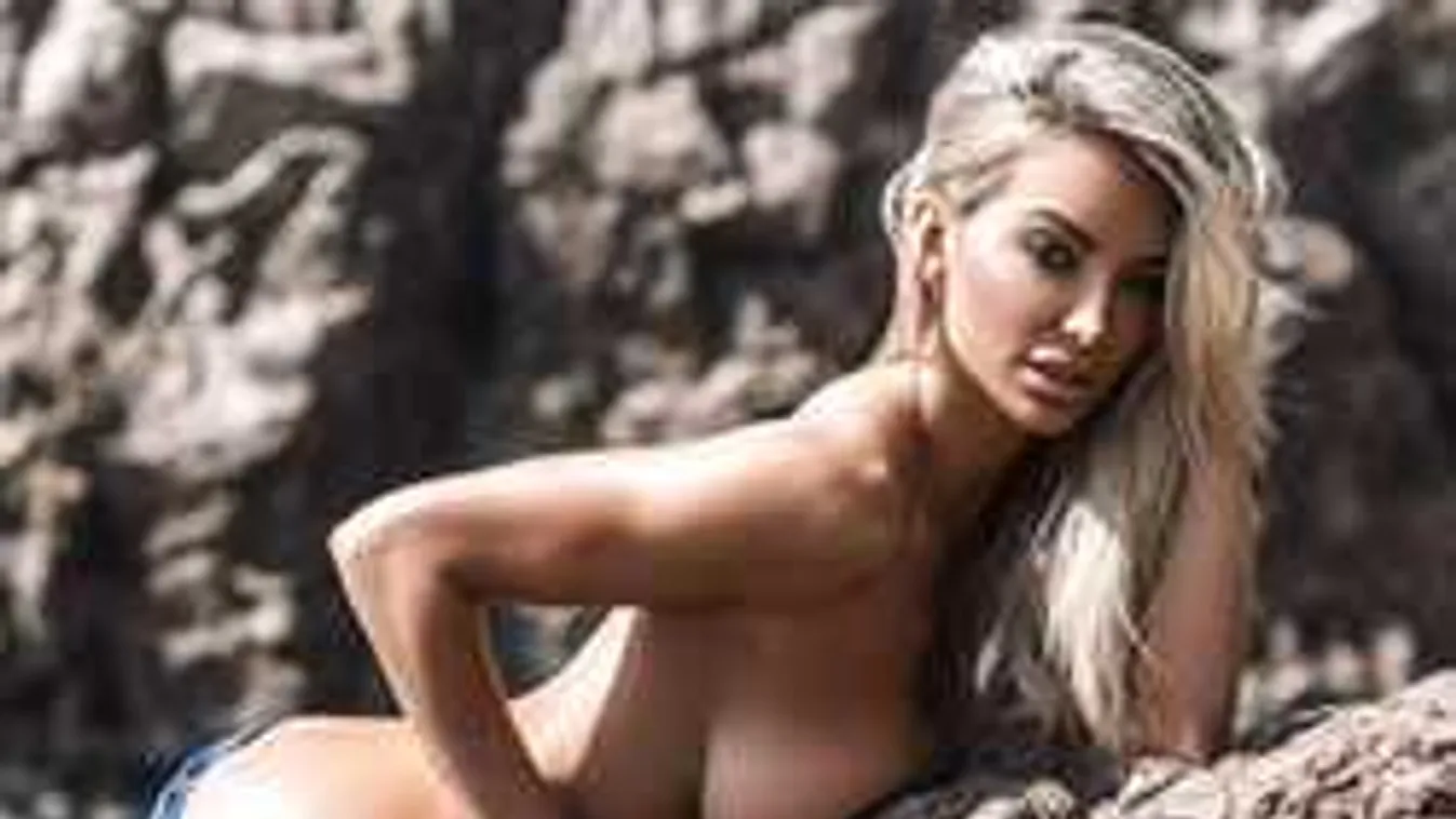 Gigantikus melleit csupán egy fejszével takarja el a szőke bombázó