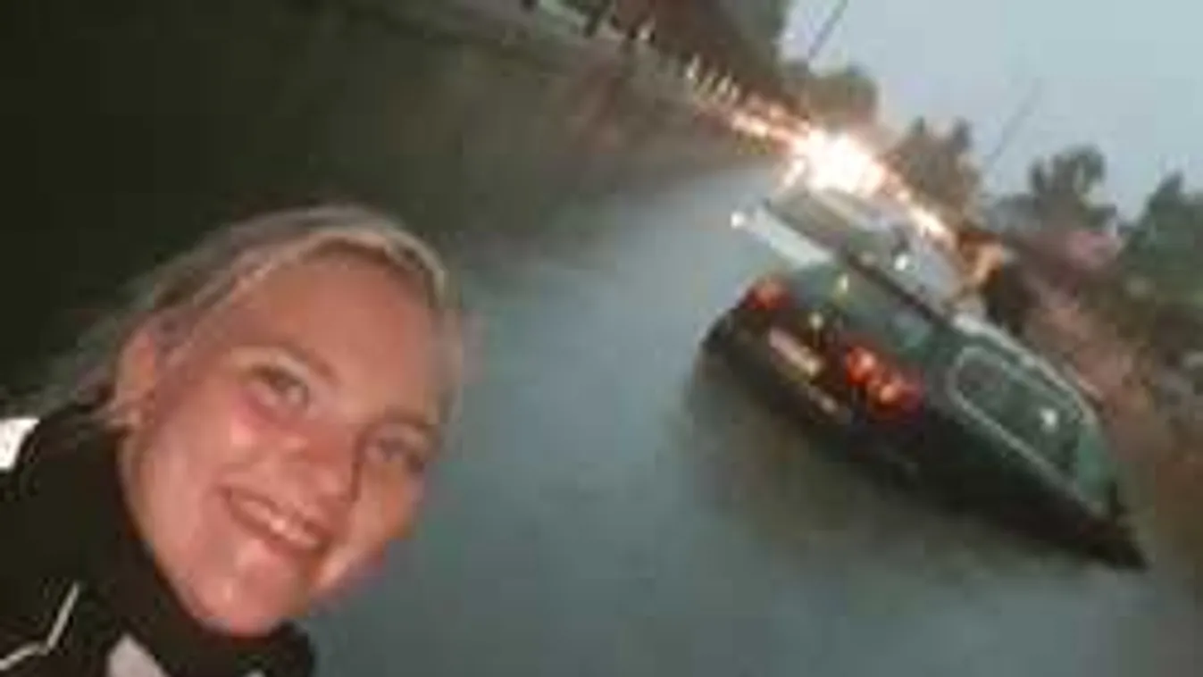 Így néz ki az az autó, amit a tetejéig ellepett a villámárvíz