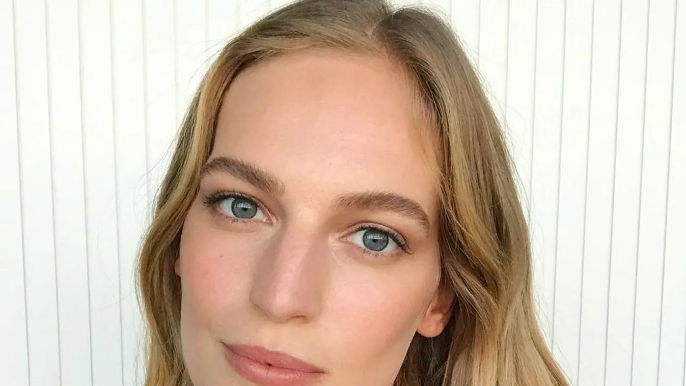 Melltartó nélkül ment múzeumba a magyar szupermodell