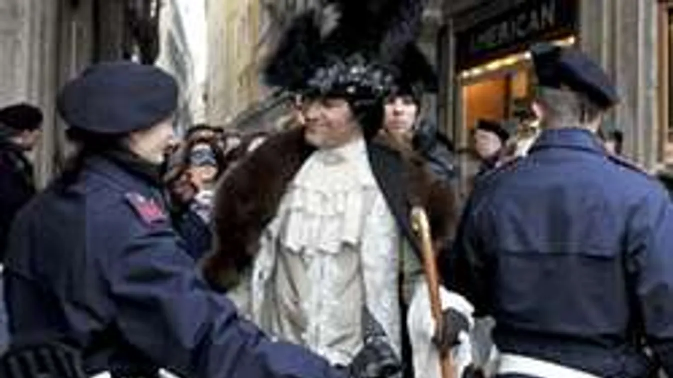 Gépfegyveres rendőrök védik a velencei karnevált