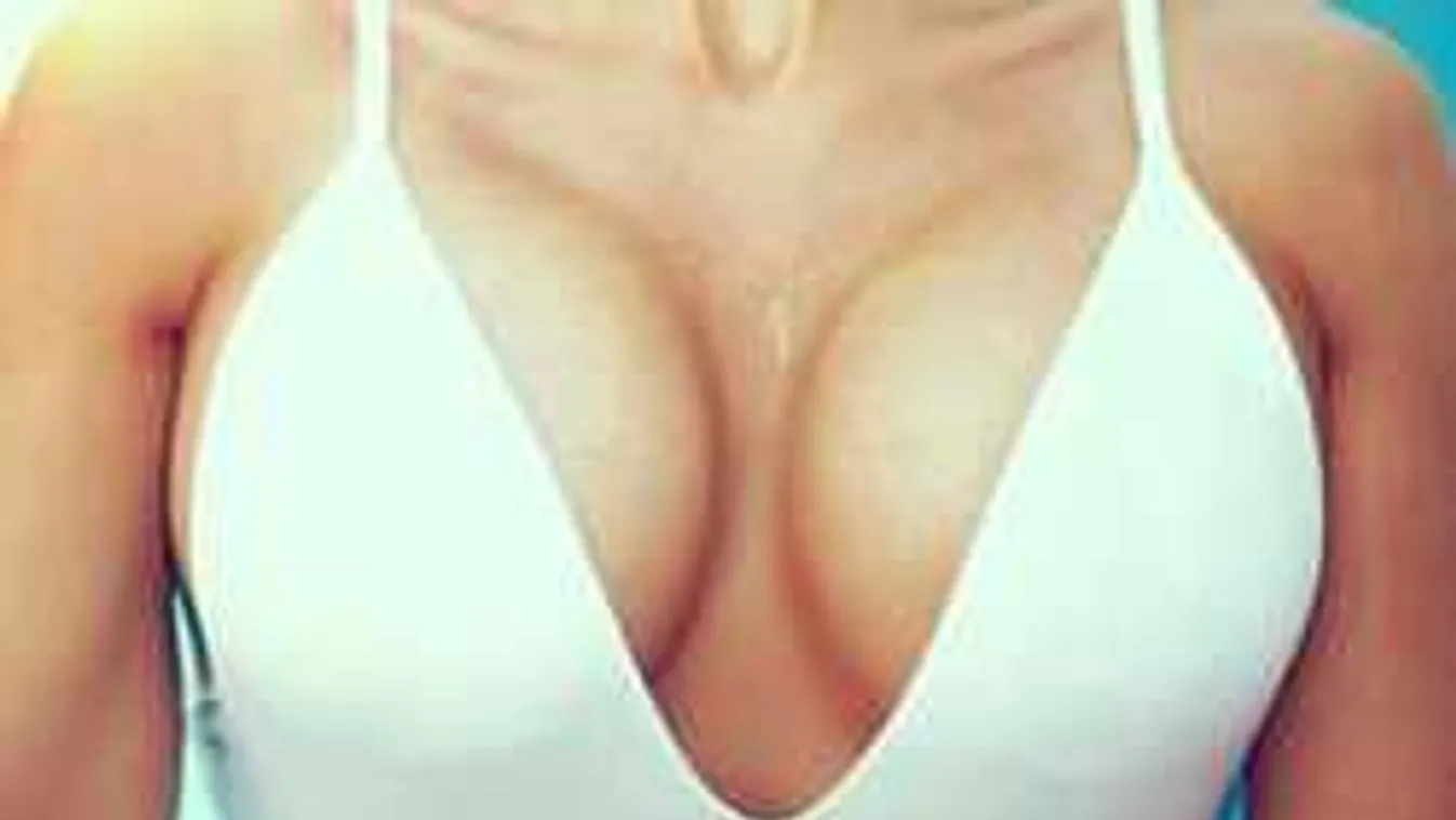 Kabriózás közben csúszott félre a melltartója a tetovált csajnak