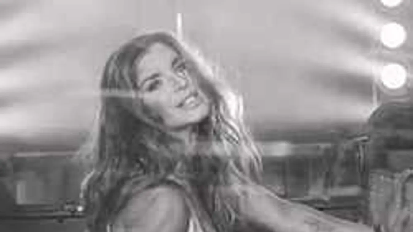 Meztelen has, latexnadrág: Így vadítja rajongóit Dér Heni