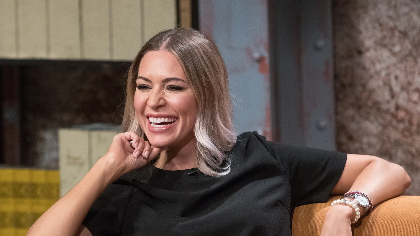 Arcunkba tolta gyönyörű cickóit Hargitai Bea