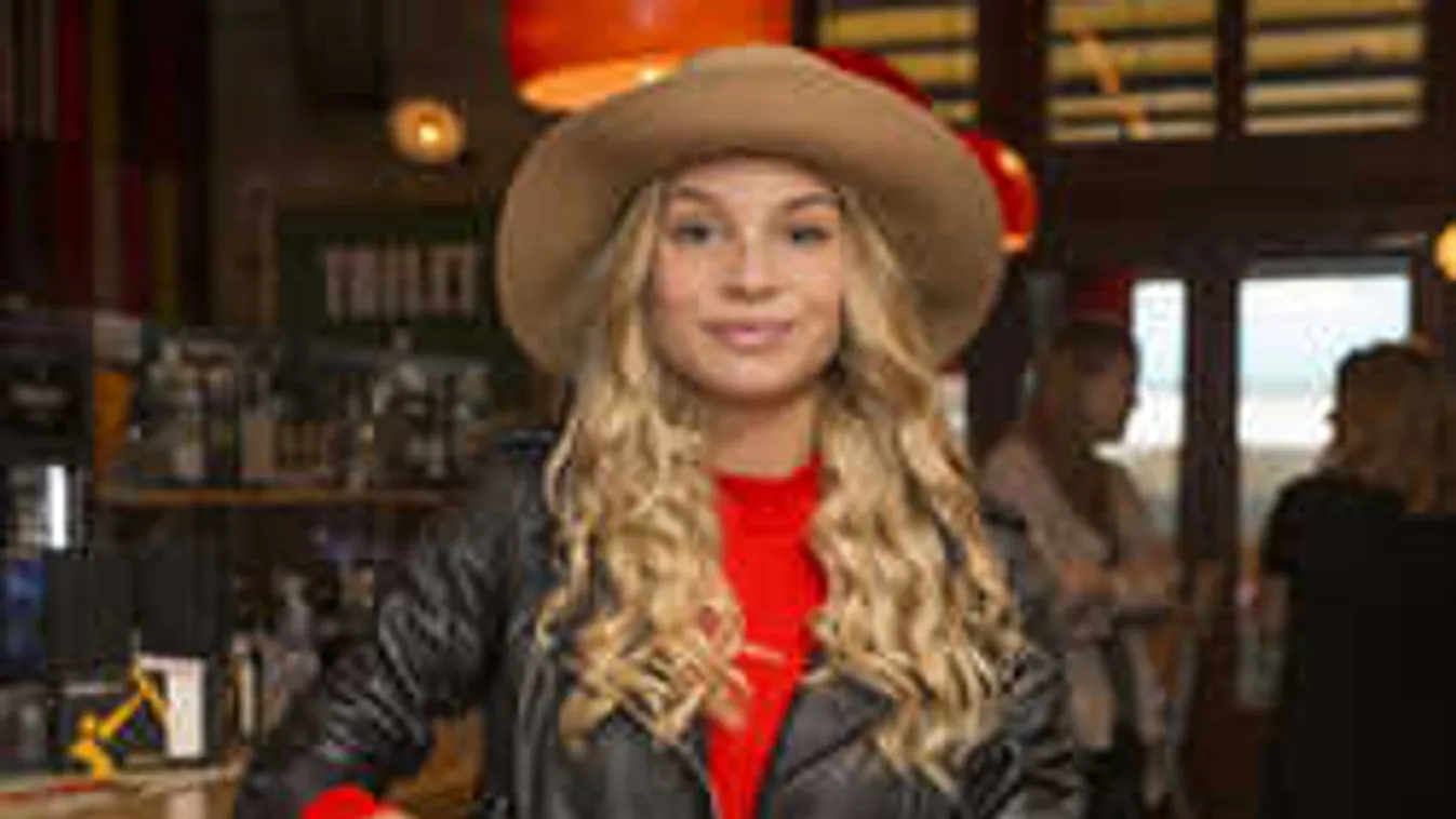 Szexi fotó: falatnyi bikiniben mutatta meg formás popsiját Iszak Eszti