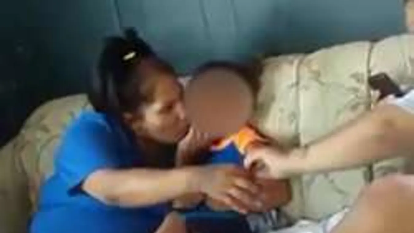 Megrázó videó: Betépették a kisfiút