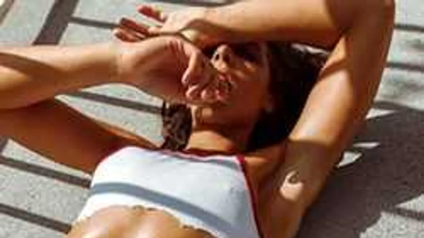 Meztelenül simogatta magát a kocsiban a formás lány!