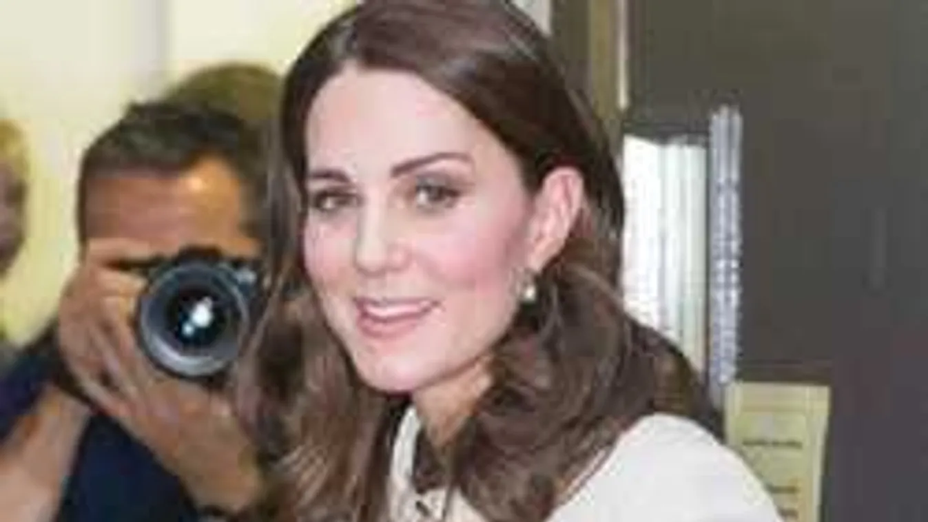 Elképesztő fotók, elvegyült a tömegben Katalin hercegné a gyerekekkel