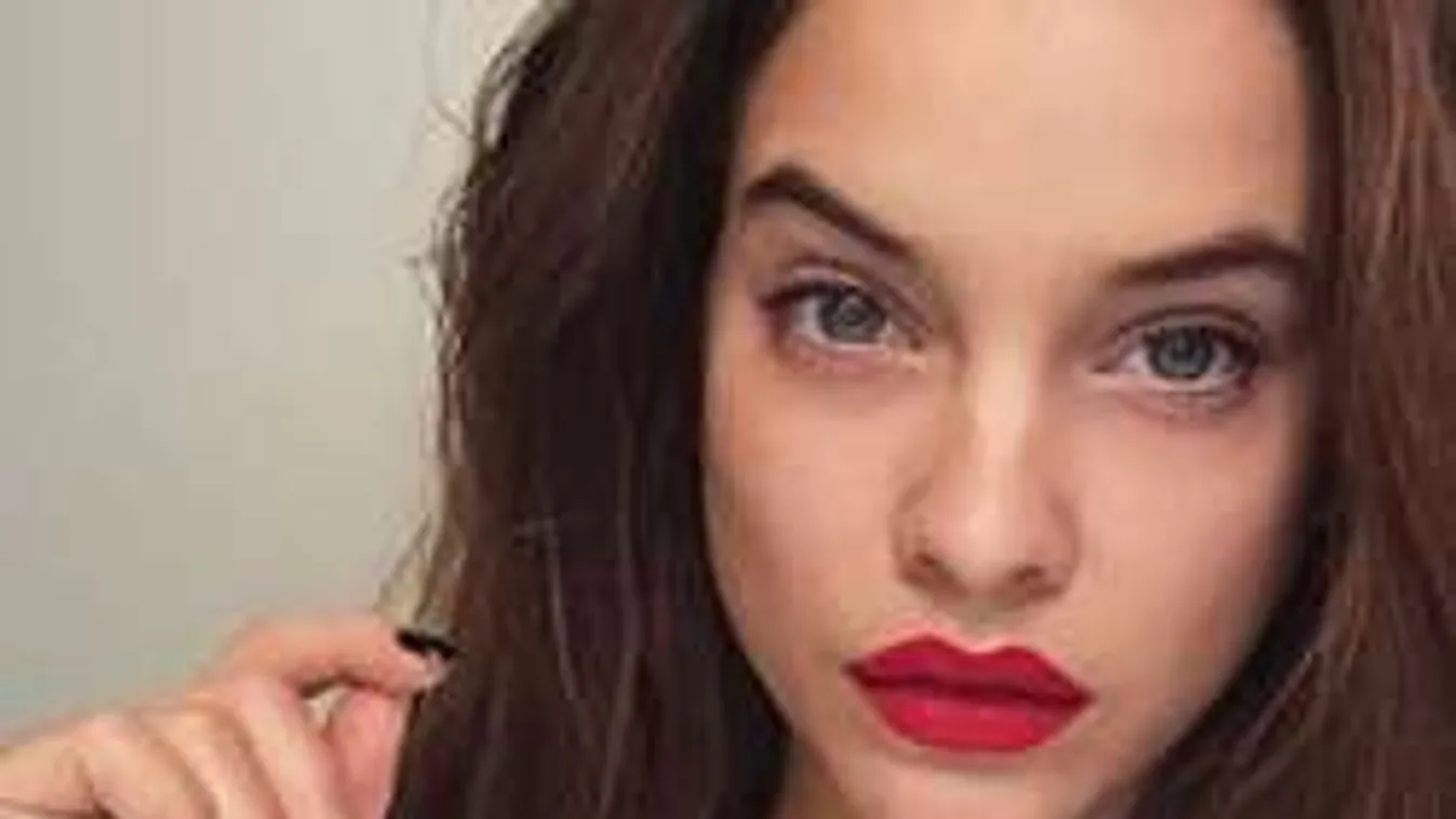 Palvin Barbara dekoltázsa mélyebb, mint a Mariana-árok