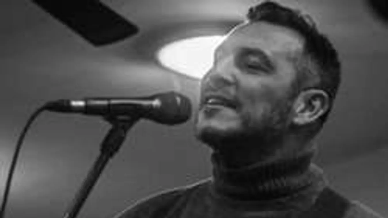 Kisfiával énekel új lemezén a magyar sztár