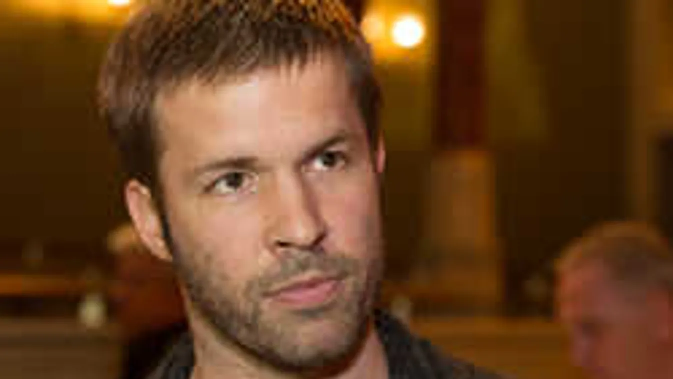 Méltatlan helyzetbe került: így vetkőztették pucérra Sebestyén Balázst