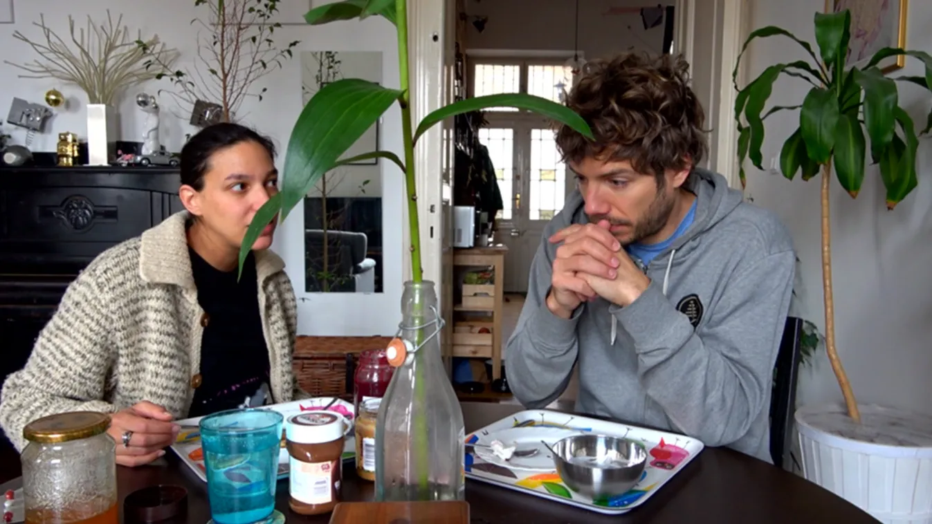 Retteg a kórházban szüléstől a magyar énekes párja