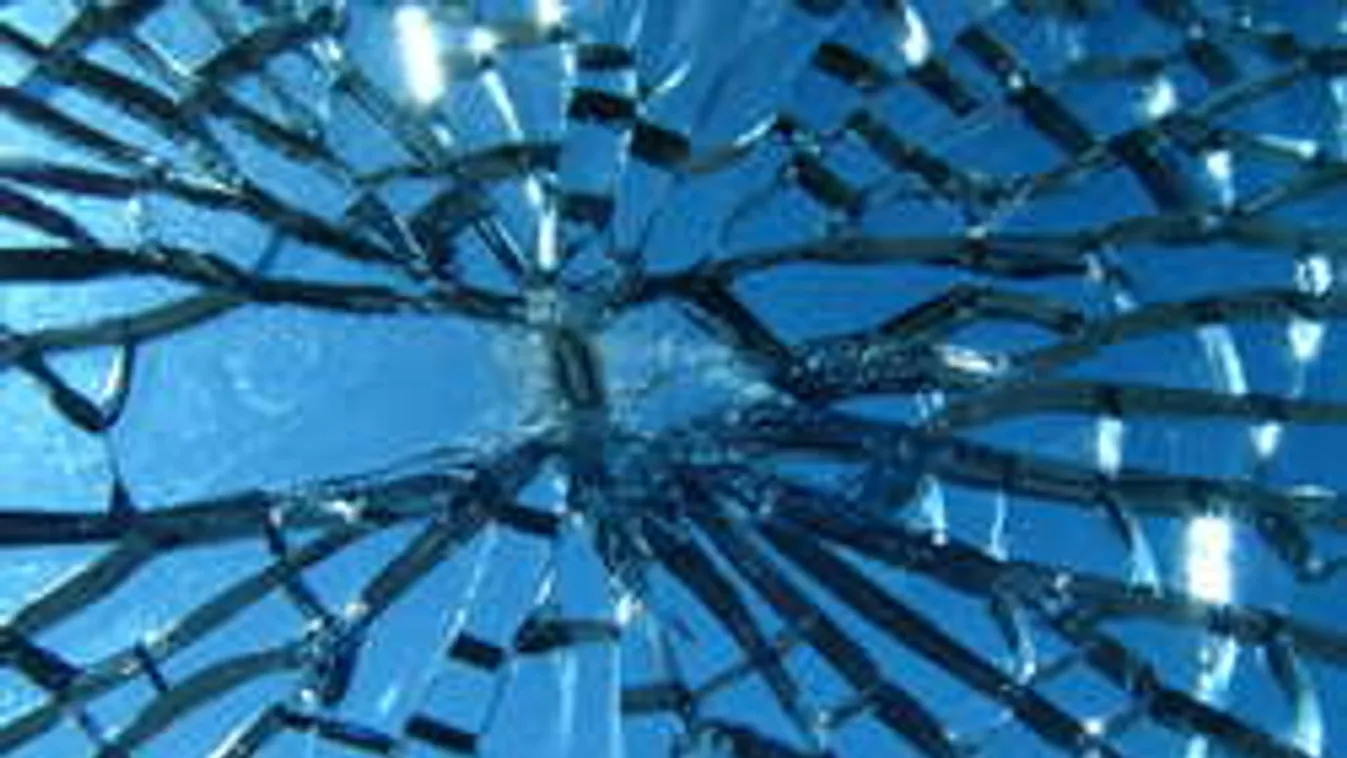 Ezek a vandálok törték be sörösüveggel egy villamos ablakát! - Körözés!