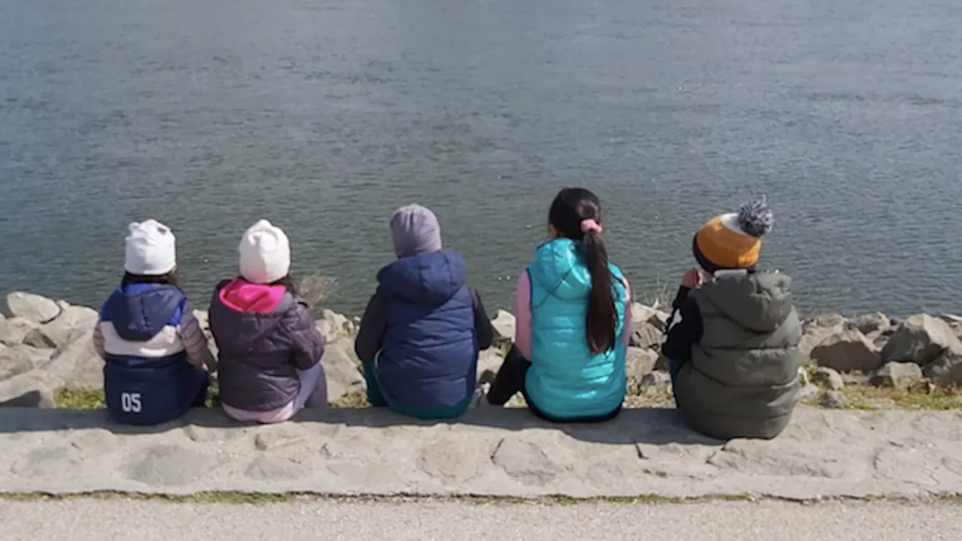 „Elfogytak a szavak és megállíthatatlanul sírtunk mindketten„ – 5 magyar kisgyerek maradt félárván