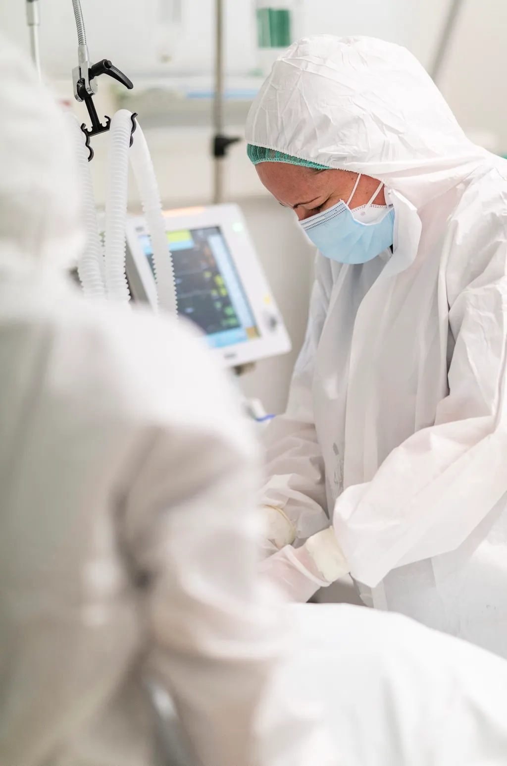 Ápolók a fehérgyarmati kórház koronavírussal fertõzött betegek fogadására kialakított intenzív osztályán 2021. április 2-án. Az intézmény kizárólag COVID-ellátást végez.