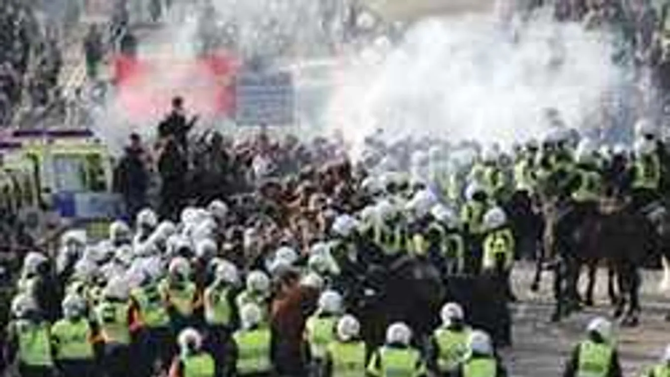 15 svéd antifa tüntető vert össze brutálisan egy férfit - videó