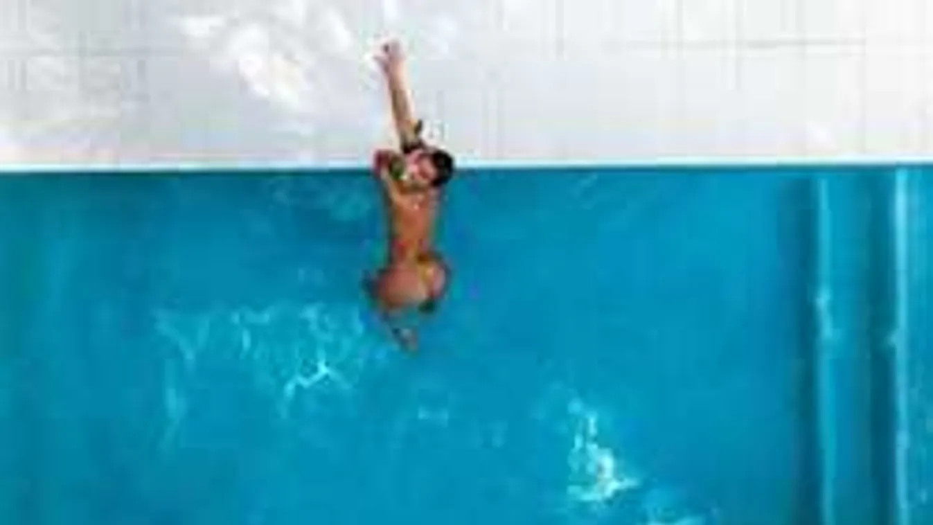 Hatalmasat terpesztett a meztelen szépség a medencénél