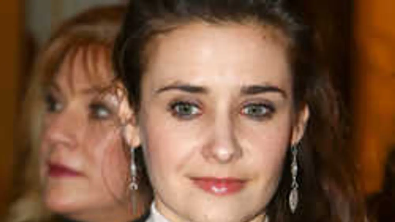 Hűha, menyasszonyi ruhában fotózták le a csinos magyar színésznőt