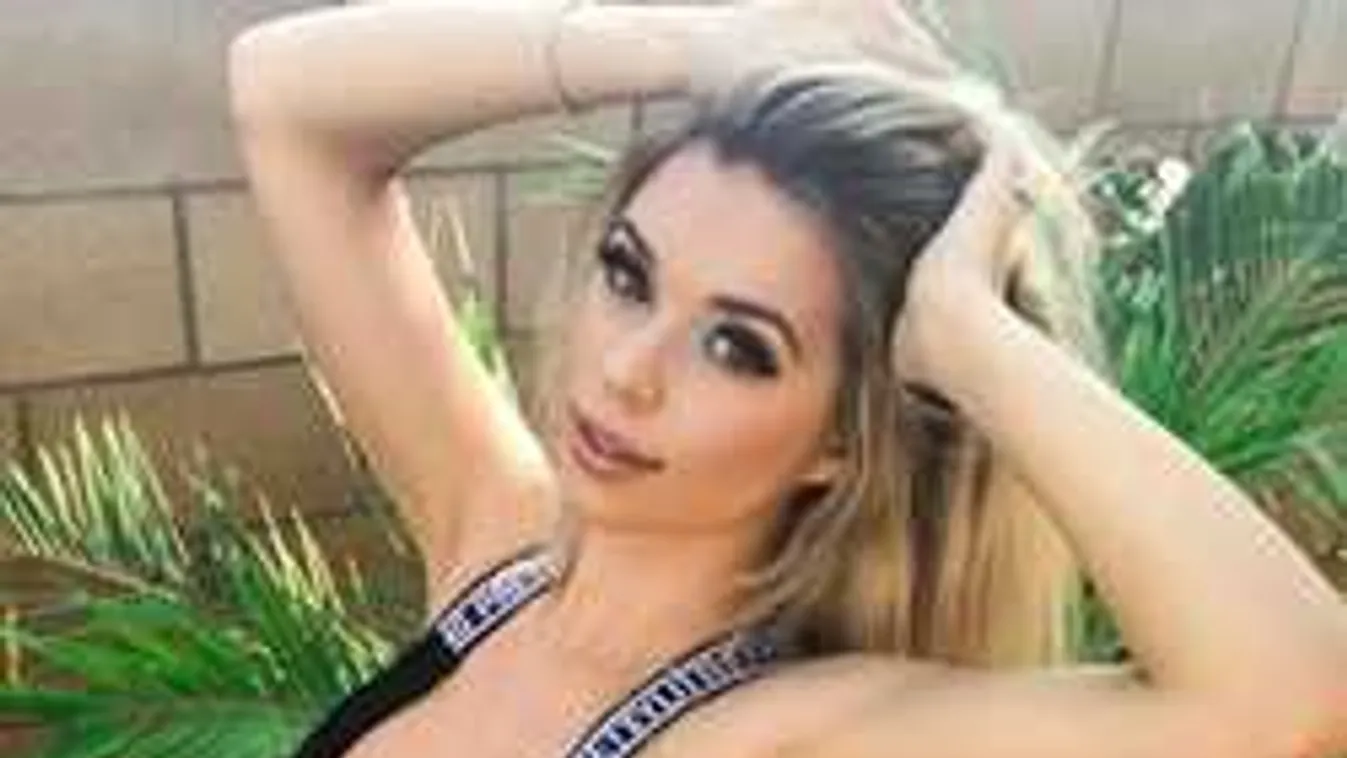 Meztelenül fürdőzik a formás mellű szőke modell