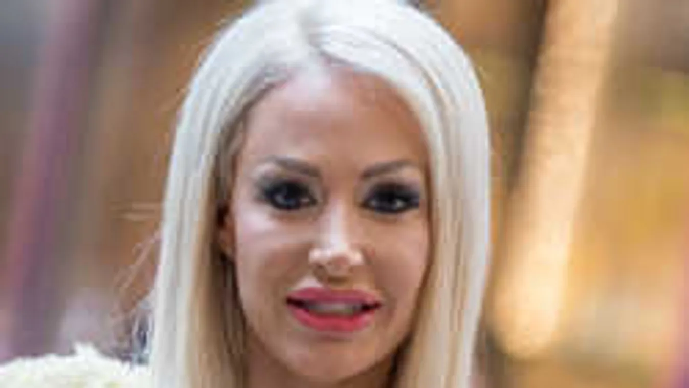 +18-as fotó a világhálón: mellbimbóját nyalogatja a magyar sztár!