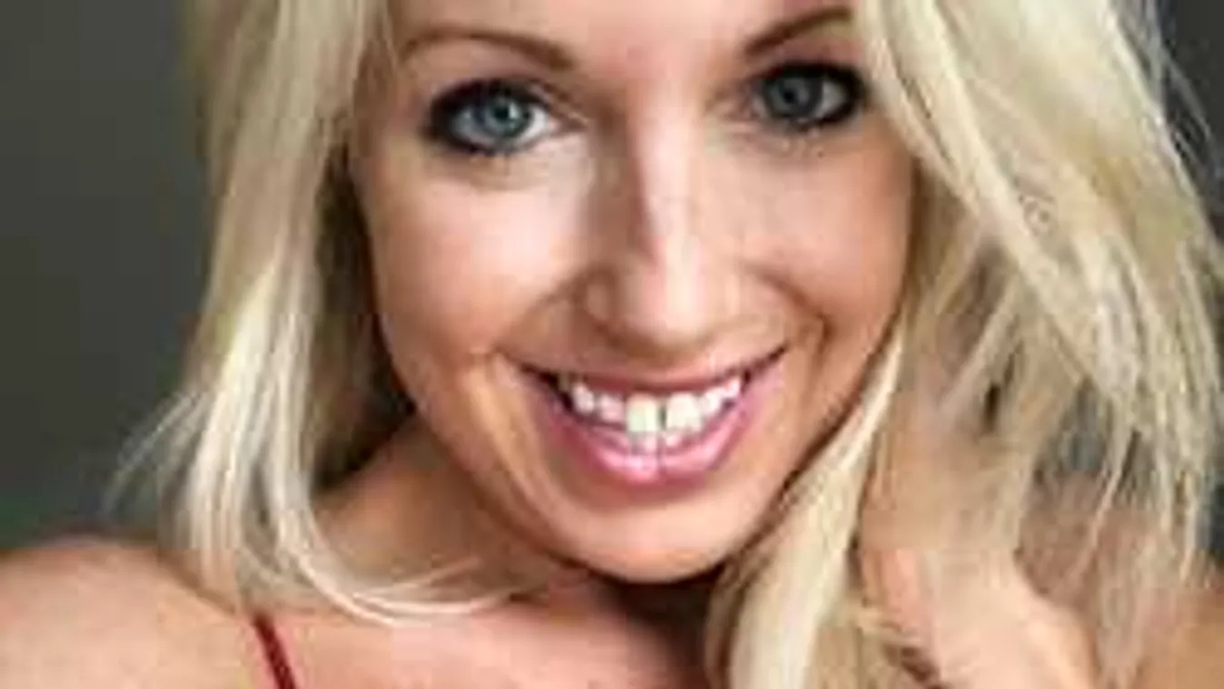 Lekerült a melltartó, reggel fotózta le dús kebleit a szexi anyuka