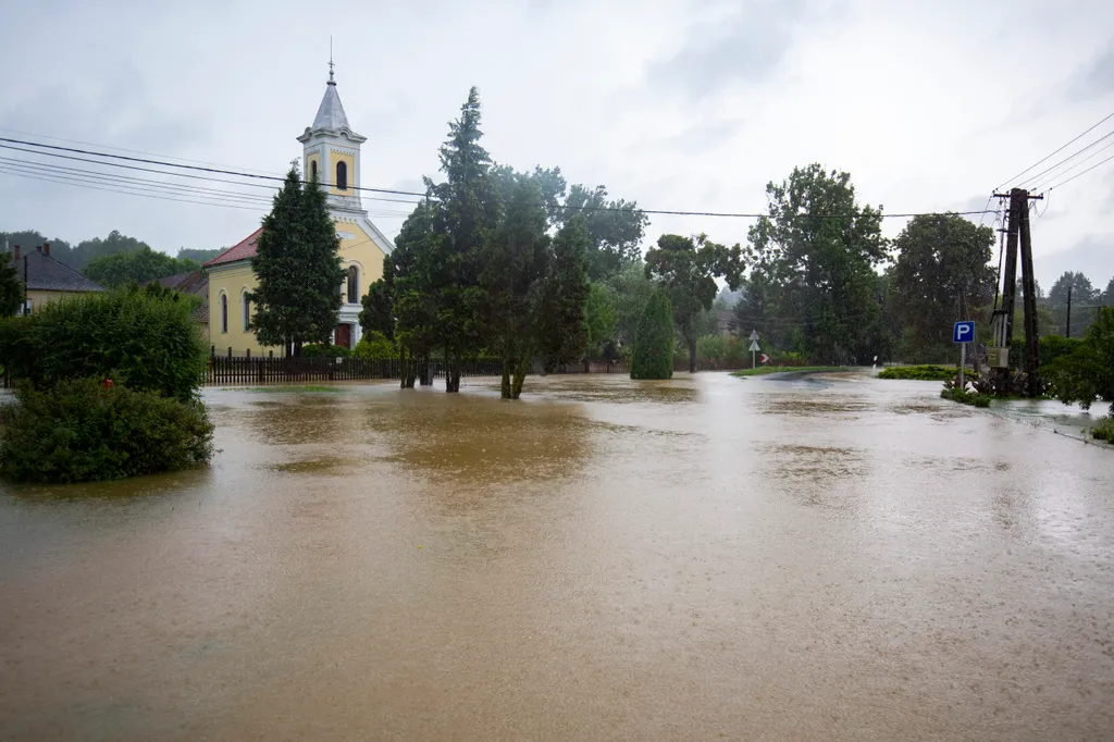 Vihar - Családokat kellett kitelepíteni Liszóban a hatalmas e