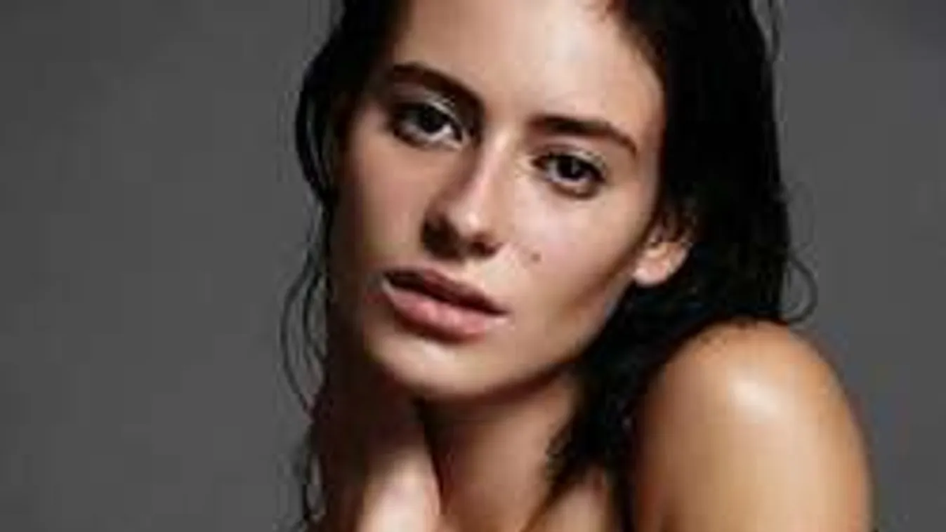 Pucér álomnő észveszejtő melleit simogatja a víz