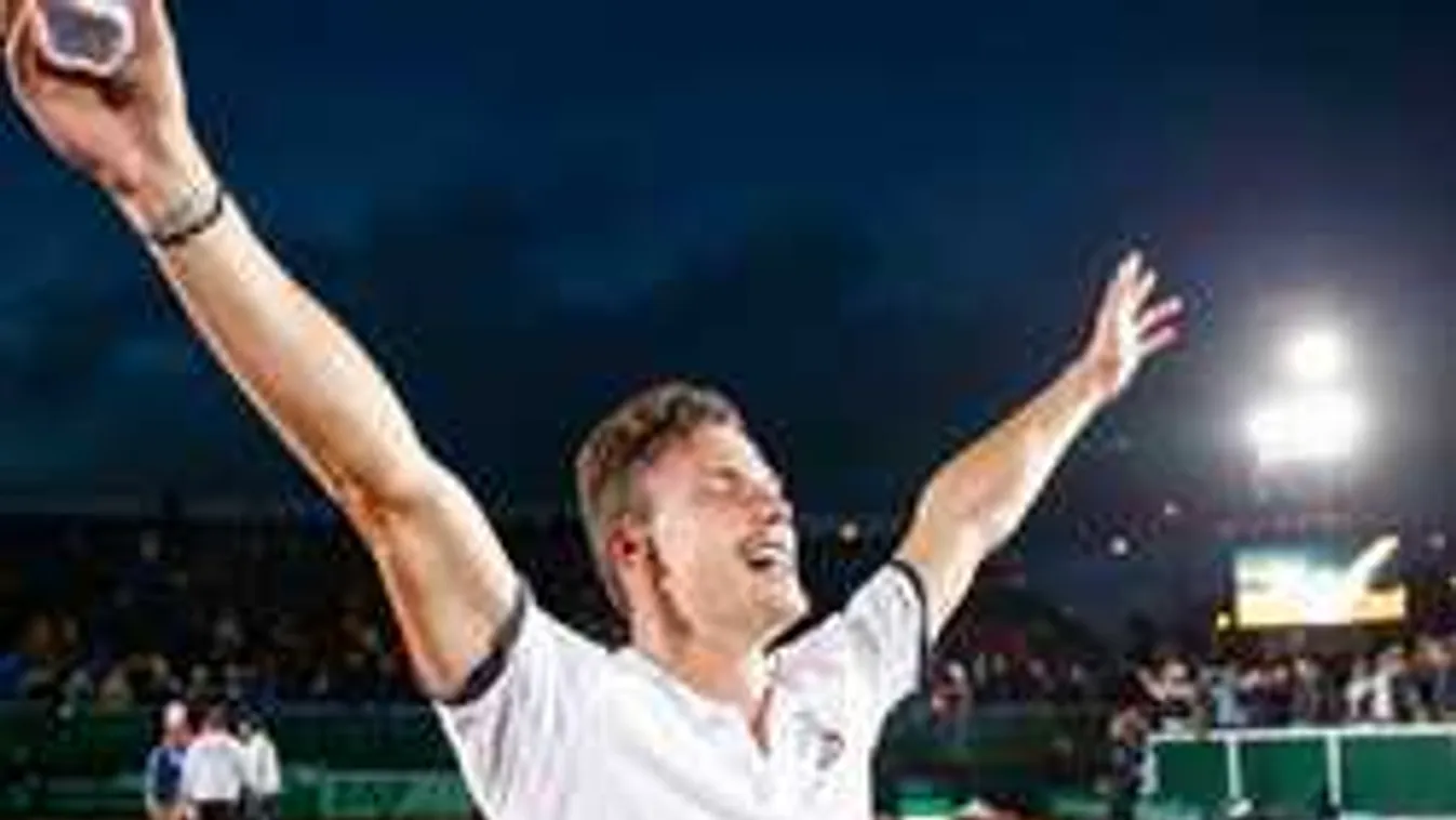 Csukott szemmel csókolja szerelmét Fucsovics Marci