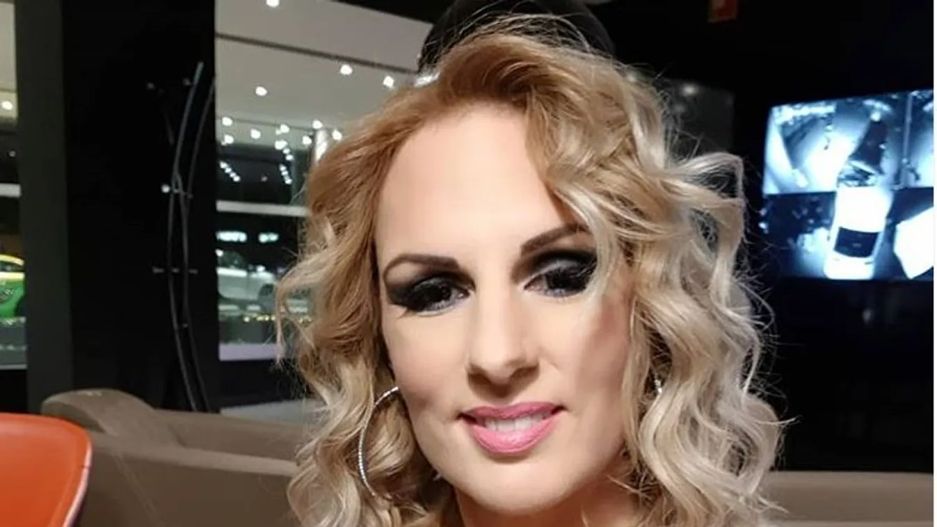 Kellemetlen vallomás: Leesett a színpadról a magyar énekesnő