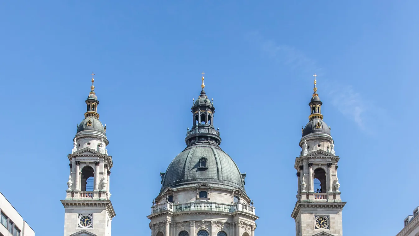 Tűzzománc ékszer, csipkekereszt, viaszgyertya Madonnával – ilyen a vásár a Szent István téren