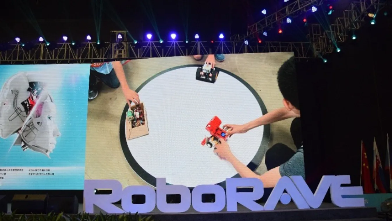 Fiatal kora ellenére szumórobotokat tervez és programoz Zsombor