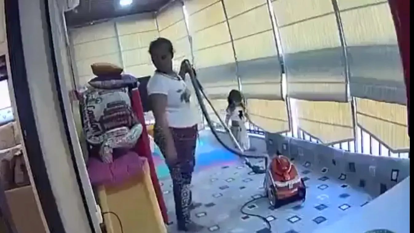 Bejrúti robbanás: a biztos haláltól megmentett egy csecsemőt egy takarító –videó