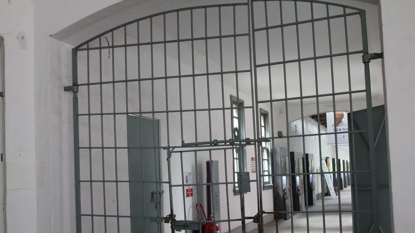 Rengeteg a fertőzött, börtön várhat az oltatlanokra ebben az országban