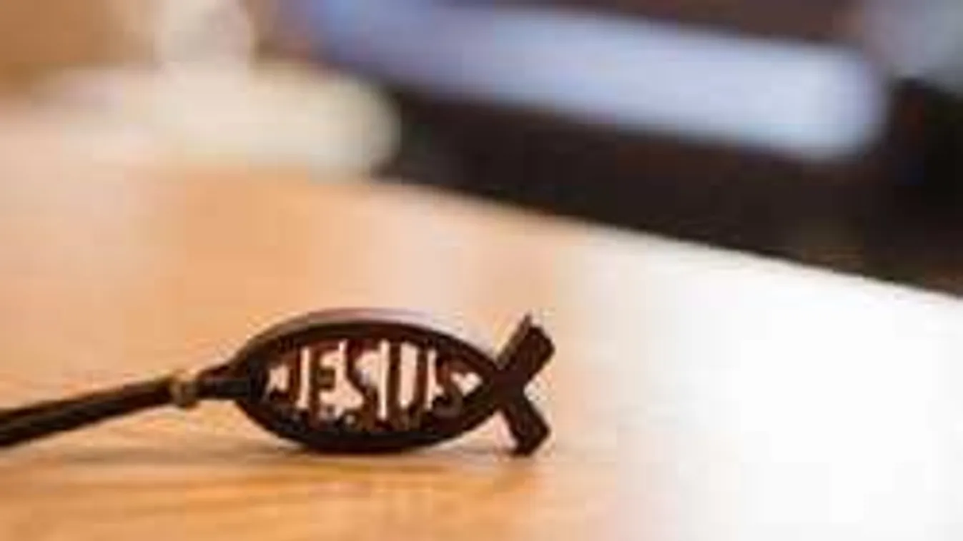 Megtiltották, hogy a tanárnő Jézus feliratú nyakéket viseljen!