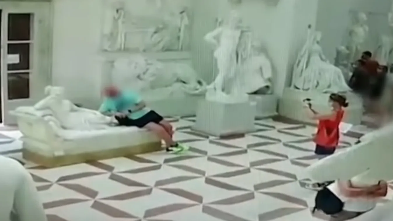 Ehhez pofa kell: különleges szobrot tett tönkre a turista, majd letagadta a tettét – Videó