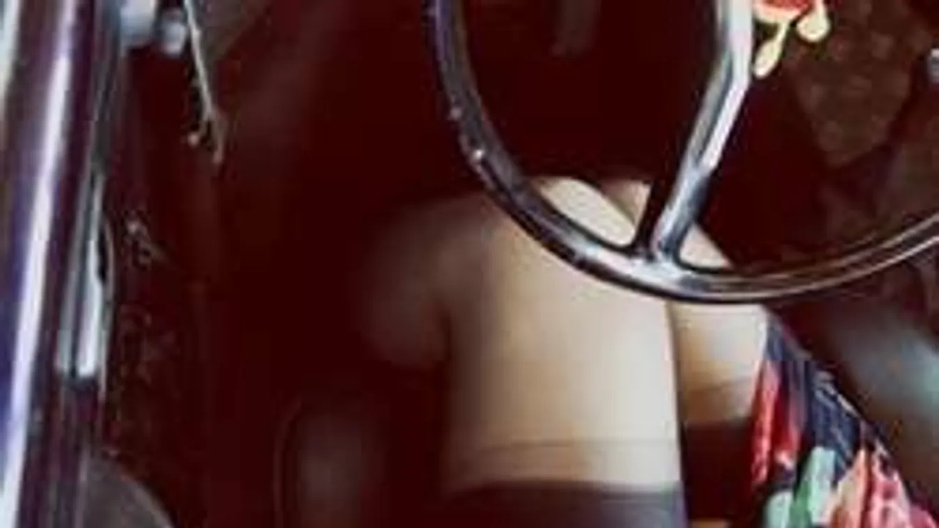 Meztelenül kezdett táncolni egy nő az autópályán