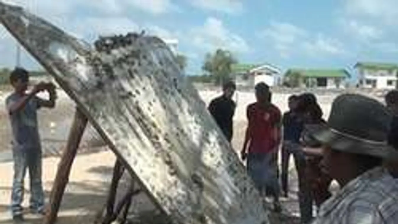 Fordulat a maláj gép ügyében? Titokzatos roncsdarabok kerültek elő!