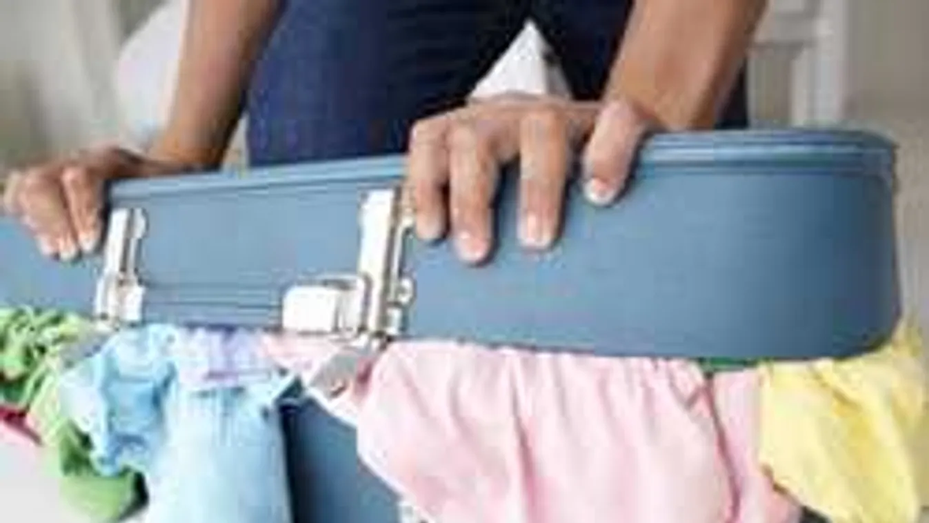 Szexőrülttel cserélte össze bőröndjét Ferihegyen, ezt találta benne!