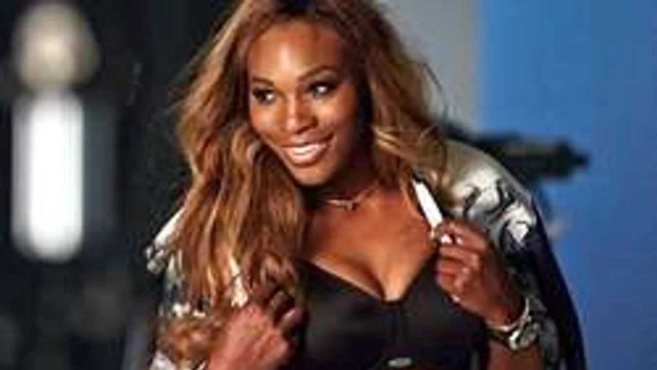 Fenékrázást oktat az utcán a női tenisz bombázója - videó