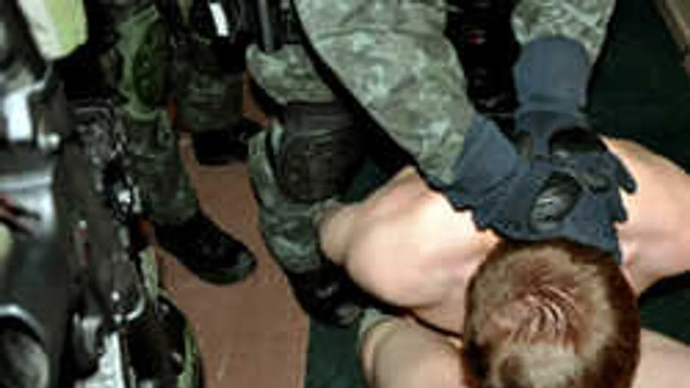 Lecsapott a rendőrség a magyarokra támadó focihuligánokra