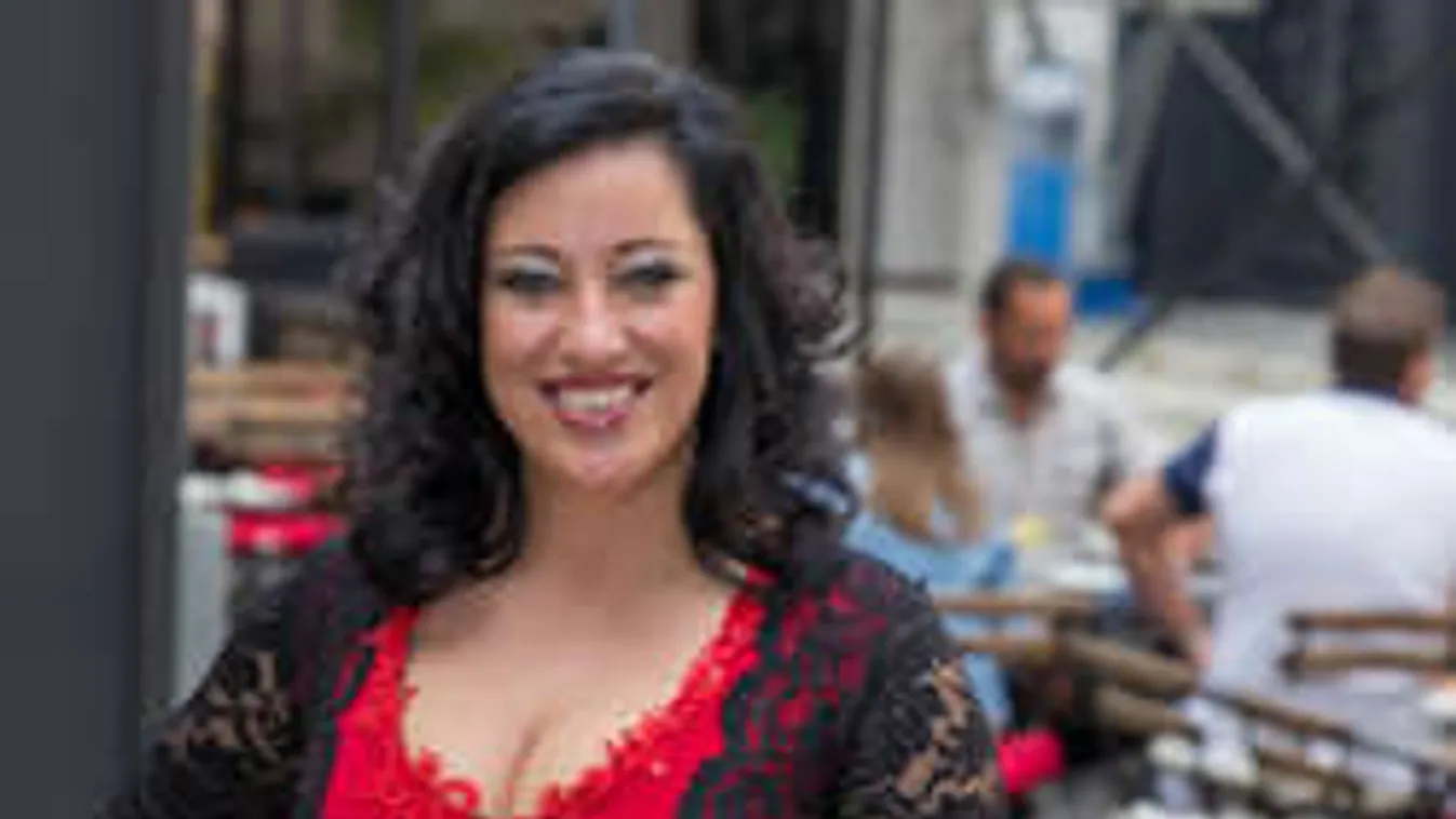 Váratlan beismerés: Szóba se áll extársaival a magyar énekesnő